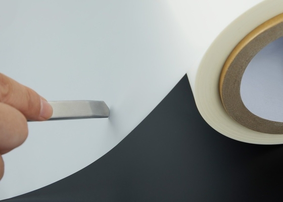 Un bon prix. Film de laminage thermique BOPP plastique poli métallique 21 μm Nano-brillant pour la vitesse en ligne